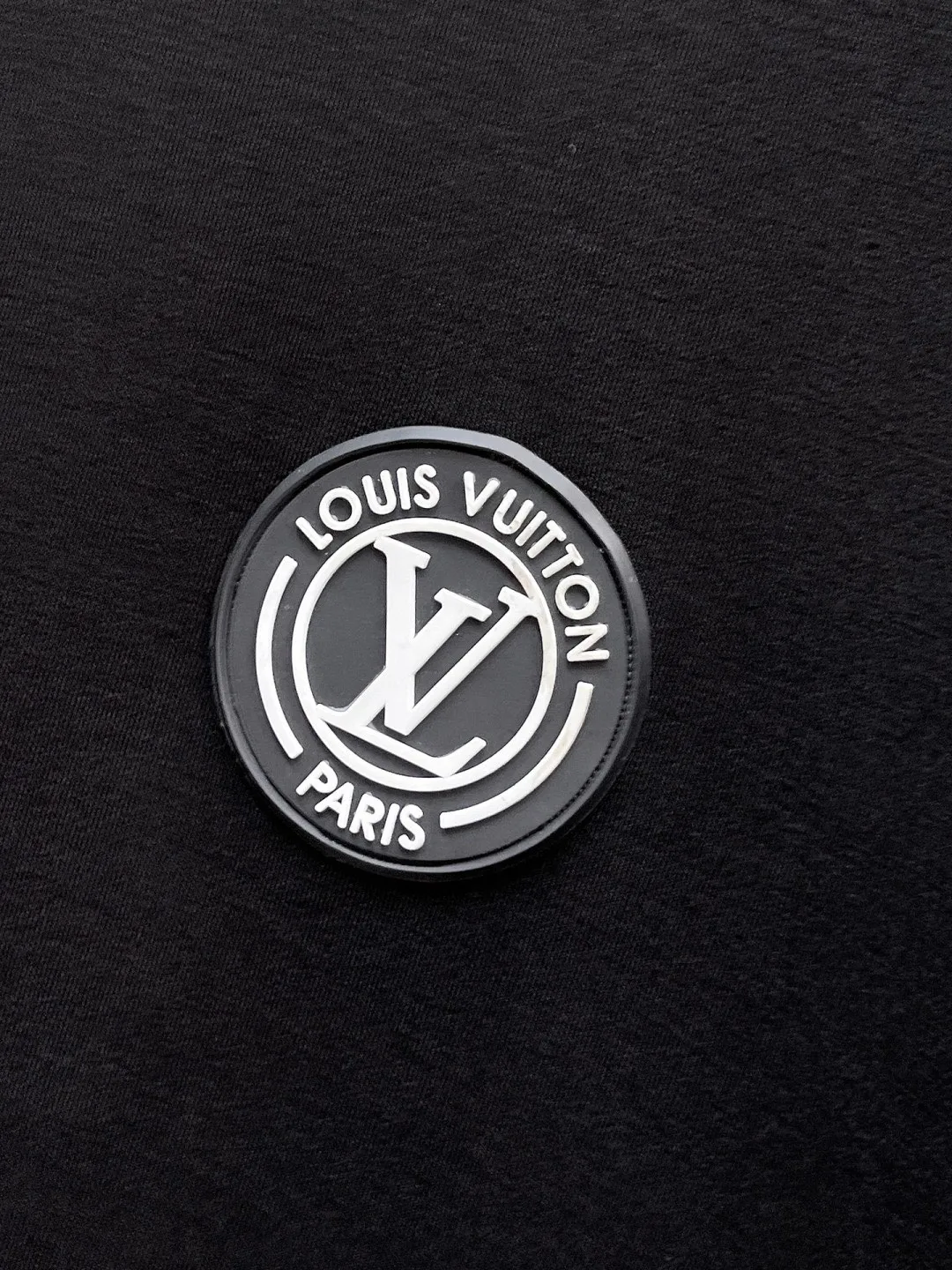 🅿️540 [LV Louis Vuitton] hot-selling suit is coming. Focus on the original version of the official website. 2025 new hot-selling round neck sweatshirt suit. The original order is the best 🇭🇰. It is the meticulous work of top designers for a fitting and perfect upper body effect. All-natural high-quality Tencel Roman cotton 100%, close-fitting comfort, noble and elegant! Original hardware embodies elegance and nobility! Counter size: M-3XL (maximum wear up to 190 pounds)